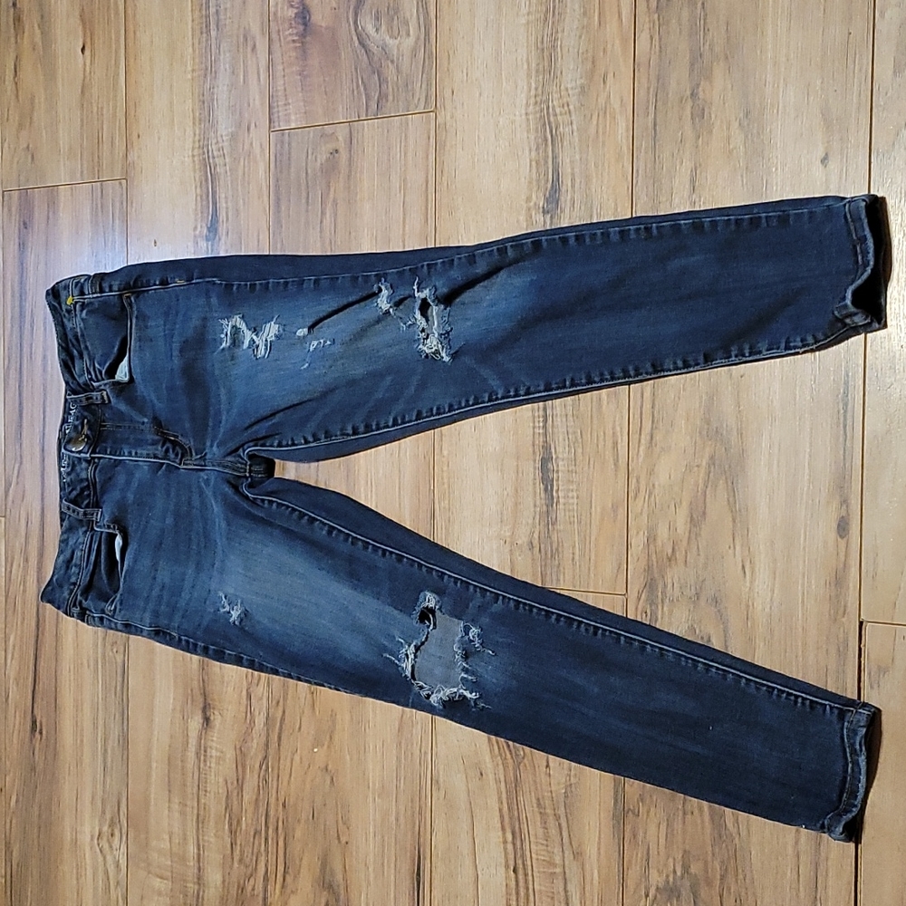 American Eagle High rise jegging super stretch distressed. Size 6 - Short